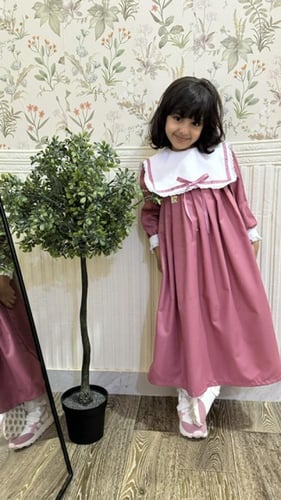 مريول بكسرات وياقة مربعة