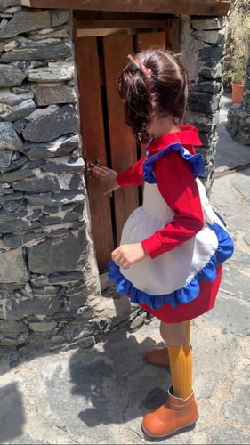 فستان ساندي بل (مع الجوارب وبكلات الشعر)