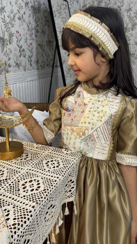 فستان بكلفة هندية (مع اكسسوار الشعر)