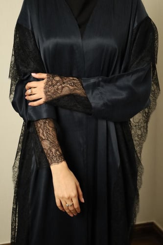 كوبرو ودانتيل كحلي