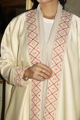 بيج مع تطريز عودي