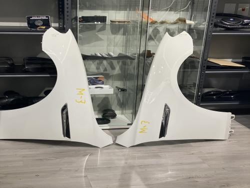 رفرف امامي لون ابيض مستعمل اصلي BMW F06 F12 F13