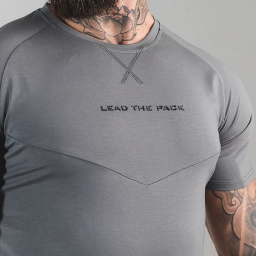 تي شيرت رياضي "ستيتمينت" من سكوات وولف