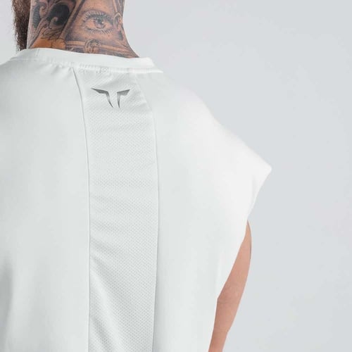 تي شيرت رياضي بدون أكمام وذات أكتاف منخفضة من سكوا...