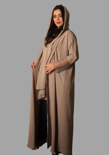 عباية بيج من قماش لمسة حرير بأكمام مطرزة