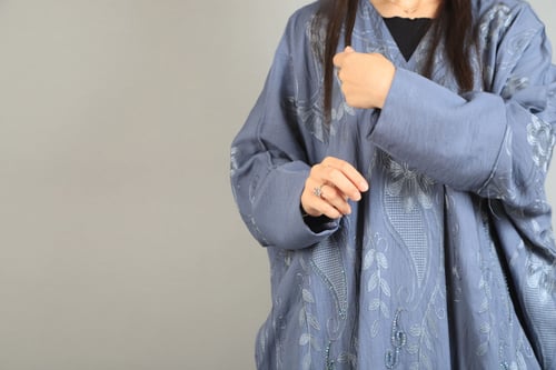 عبايه كريب سعودي مطرزه