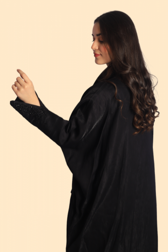 عباية سوداء كريب زري بتصميم مميز على الأكمام