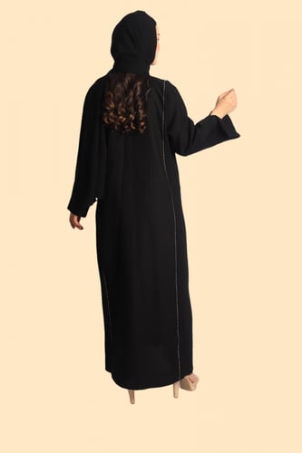 عباية سوداء كتّان مع شاكيرا بتصميم من الأكمام