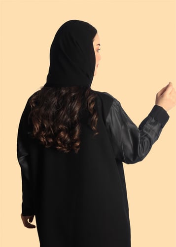 عباية سوداء كتان مع جاكار بتصميم مميز