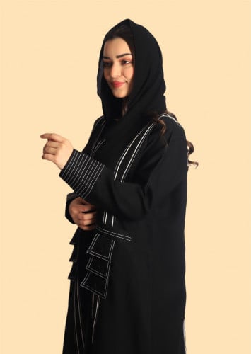 عباية سوداء كتَّان بتصميم مميَّز من الأكمام
