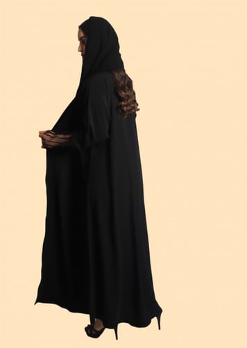 عباية سوداء من قماش لمسة حرير بأكمام مطرزة