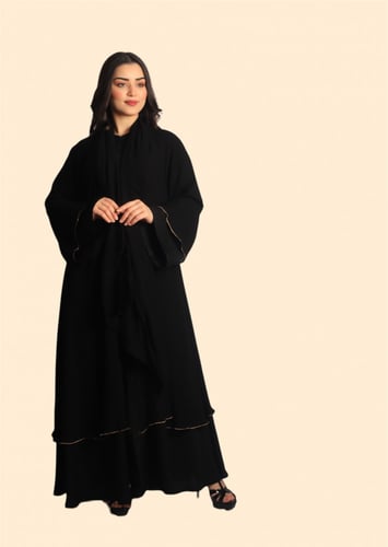 عباية سوداء بتطريز مميز ذهبي على الأكمام من قماش ب...