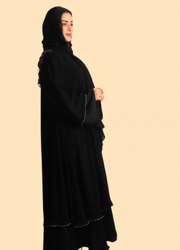 عباية سوداء بتطريز فضي على الأكمام من قماش بلاك بي...