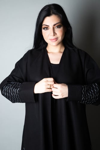 عبايه كريب الاناقه مطرز