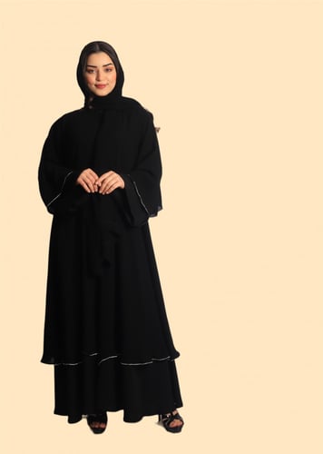 عباية سوداء بتطريز فضي على الأكمام من قماش بلاك بي...