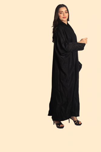 عباية سوداء كريب زري بتصميم مميز على الأكمام
