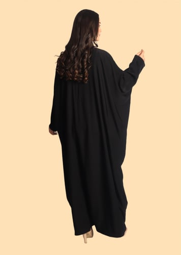 عباية سوداء لمسة حرير بتصميم على الأكتاف