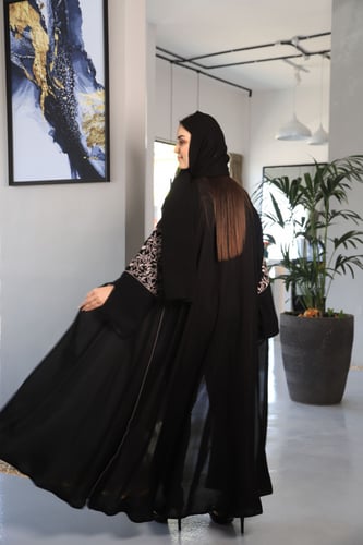 عباية بلاك بيري بتطريز ملون من الأكتاف