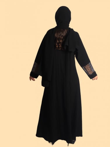 عباية رسمية سوداء كريب بتصميم مميَّز من الأكمام