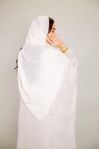 عبايه لينن مطرزه