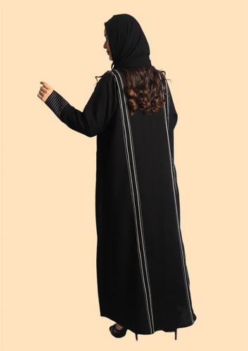 عباية سوداء كتَّان بتصميم مميَّز من الأكمام