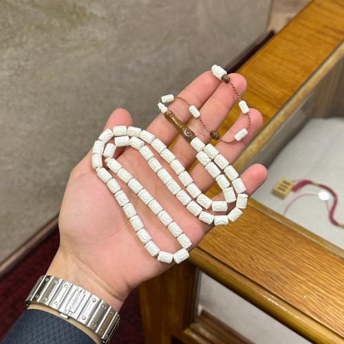 عضم جمل منقوش مطعم بالكوك