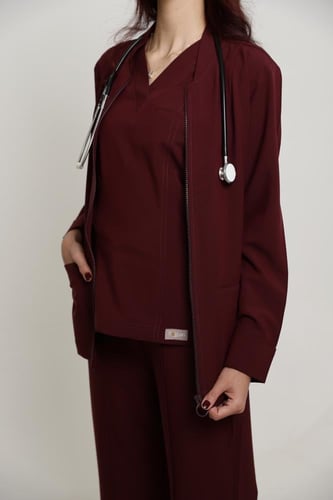 جاكيت طبي باللون الخمري