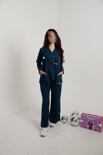 سكراب بنطلون وبلوزة باللون التركواز