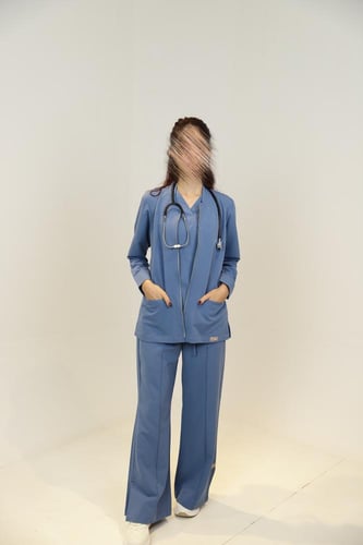 سكراب بنطلون وبلوزة باللون الازرق الفاتح