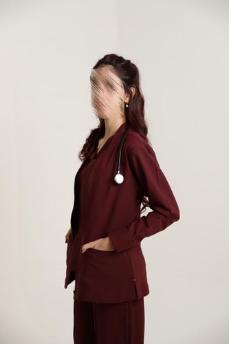 جاكيت طبي باللون الخمري