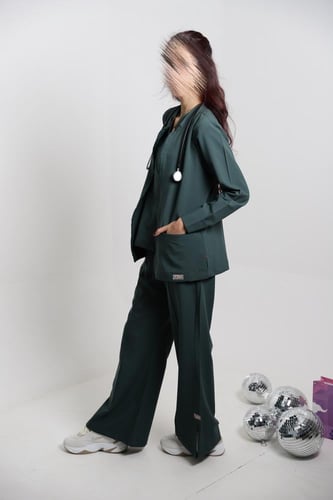 سكراب بنطلون وبلوزة باللون الاخضر