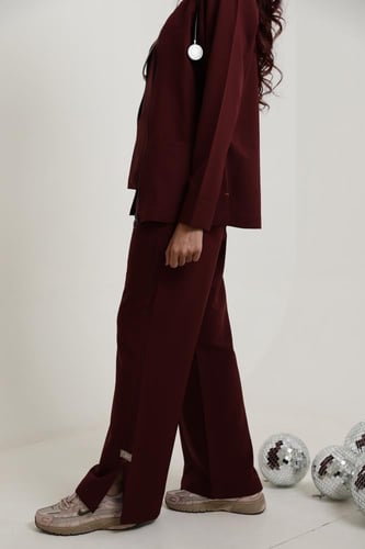 سكراب بنطلون وبلوزة باللون العنابي