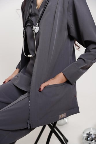 جاكيت طبي باللون الرمادي