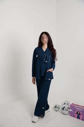 سكراب بنطلون وبلوزة باللون التركواز