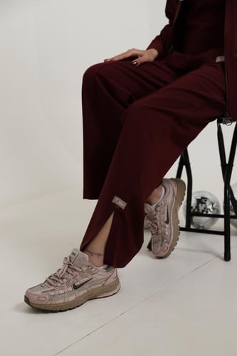 سكراب بنطلون وبلوزة باللون العنابي