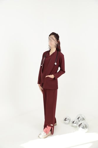 سكراب بنطلون وبلوزة باللون العنابي