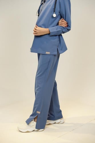 سكراب بنطلون وبلوزة باللون الازرق الفاتح