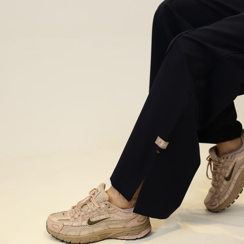 سكراب بنطلون وبلوزة باللون الكحلي