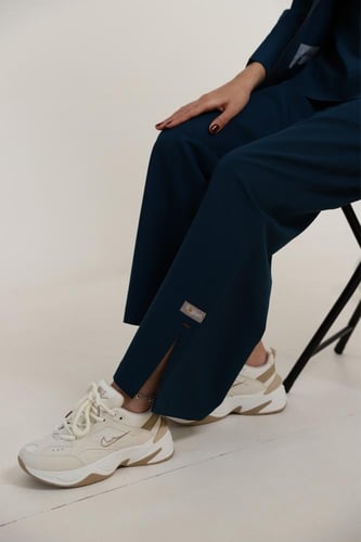 سكراب بنطلون وبلوزة باللون التركواز