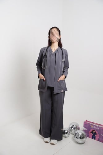 سكراب بنطلون وبلوزة باللون الرمادي