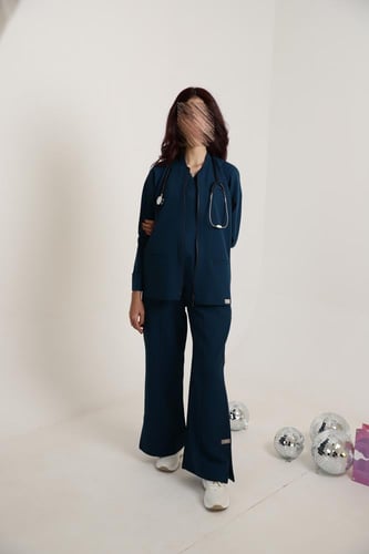 سكراب بنطلون وبلوزة باللون التركواز