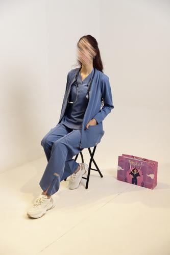 سكراب بنطلون وبلوزة باللون الازرق الفاتح