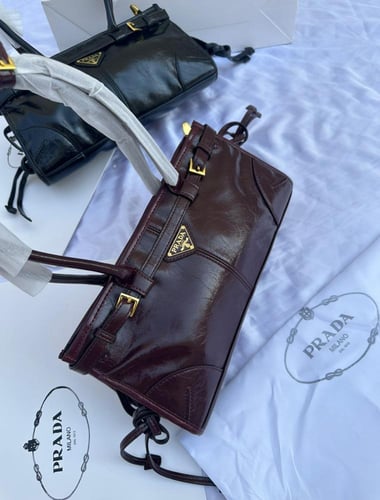 شنطة Prada عصرية