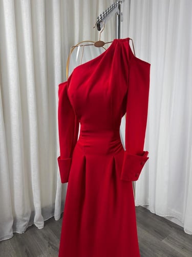 فستان أحمر ناعم