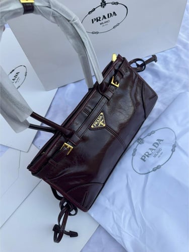شنطة Prada عصرية