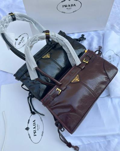 شنطة Prada عصرية