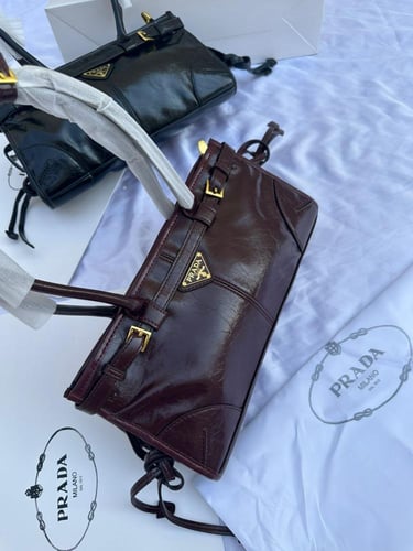 شنطة Prada عصرية