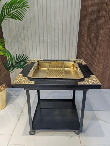 منقل حطب منقةش اسود وذهبي 58سم في58سم