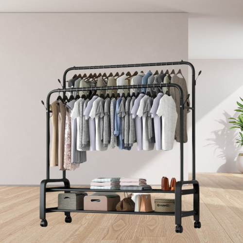 علاقة ملابس بعجلات متحركة