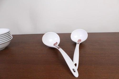 طقم سفرة ميلامين 47 قطعة مدور سادة يكفي 6 أشخاص